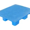 Pallet plástico industrial monobloque de 9 tacos, ideal para cargas moderadas y fácil limpieza.