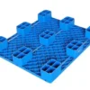 Pallet plástico industrial monobloque de 9 tacos, ideal para cargas moderadas y fácil limpieza.