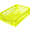 Caja plástica POLLO WEN en amarillo o blanco, fabricada en Polietileno de alta densidad virgen, ideal para carnes y pollos, resistente y apta para cámaras refrigeradas.
