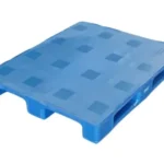Pallet plástico liso y ventilado, reforzado para rack, diseñado para alta resistencia y almacenamiento eficiente.