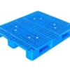 Pallet plástico ventilado con 3 rieles, ideal para transporte y almacenamiento de cargas pesadas, fácil limpieza y uso en entornos industriales y alimentarios.
