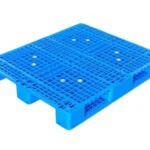 Pallet plástico ventilado con 3 rieles, ideal para transporte y almacenamiento de cargas pesadas, fácil limpieza y uso en entornos industriales y alimentarios.