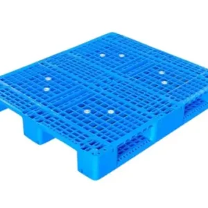 Pallet plástico ventilado con 3 rieles, ideal para transporte y almacenamiento de cargas pesadas, fácil limpieza y uso en entornos industriales y alimentarios.