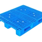 Pallet plástico ventilado con 3 rieles y barras metálicas, ideal para transporte y almacenamiento en rack, soporta cargas pesadas en entornos industriales y logísticos.