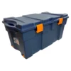 Baúl Organizador Wenco de 130 Litros con Ruedas es el contenedor todo terreno definitivo para tu taller, bodega o camioneta. Su estructura de plástico inyectado ultra robusta soporta golpes severos, mientras que sus dos ruedas integradas te permiten mover herramientas o repuestos pesados con total suavidad como si fuera una maleta. Encuéntralo en color Negro, Azul o Rojo al mejor precio en Plastore.
