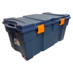 Baúl Organizador Wenco de 130 Litros con Ruedas es el contenedor todo terreno definitivo para tu taller, bodega o camioneta. Su estructura de plástico inyectado ultra robusta soporta golpes severos, mientras que sus dos ruedas integradas te permiten mover herramientas o repuestos pesados con total suavidad como si fuera una maleta. Encuéntralo en color Negro, Azul o Rojo al mejor precio en Plastore.