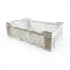 La Caja Cosechera 3/4 RVC Wenco Blanca es la solución profesional definitiva para packings de exportación, agricultores e industria de alimentos. Construida en plástico virgen resistente a impactos y cambios de temperatura en cámaras de frío, su diseño calado protege la frescura de tus productos y su color blanco refleja el calor. Encuéntrala al mejor precio en Plastore.