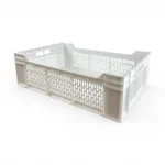 La Caja Cosechera 3/4 RVC Wenco Blanca es la solución profesional definitiva para packings de exportación, agricultores e industria de alimentos. Construida en plástico virgen resistente a impactos y cambios de temperatura en cámaras de frío, su diseño calado protege la frescura de tus productos y su color blanco refleja el calor. Encuéntrala al mejor precio en Plastore.