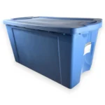 Caja Organizadora Fullbox Wenco de 120 Litros es el contenedor definitivo todo terreno para tu hogar, bodega o empresa. Diseñada para soportar cargas pesadas y uso rudo, está disponible en atractivos colores (azul, negro y rojo) para que organices tus herramientas, ropa de temporada o archivos de manera eficiente. Encuéntrala al mejor precio en Plastore.