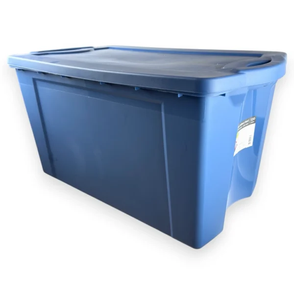 Caja Organizadora Fullbox Wenco de 120 Litros es el contenedor definitivo todo terreno para tu hogar, bodega o empresa. Diseñada para soportar cargas pesadas y uso rudo, está disponible en atractivos colores (azul, negro y rojo) para que organices tus herramientas, ropa de temporada o archivos de manera eficiente. Encuéntrala al mejor precio en Plastore.