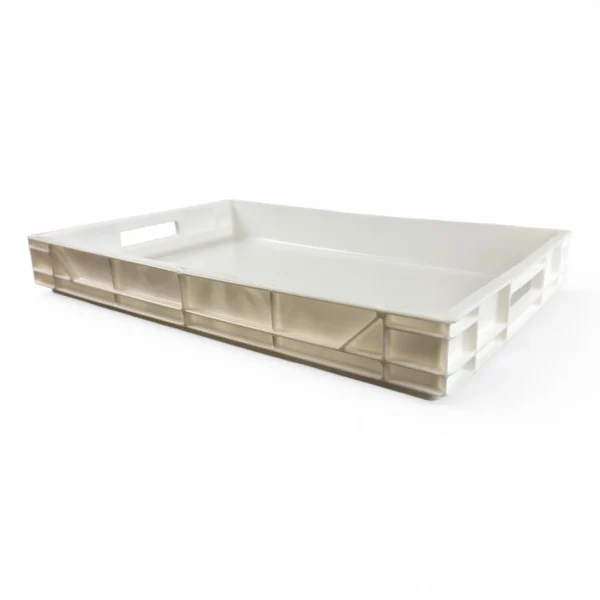 La Bandeja Multiuso 15 Lts PCC Blanca es la solución perfecta para la industria alimentaria, comercios y el hogar. Con sus medidas de 60x40x8 cm y su construcción en plástico virgen ultra resistente, permite apilar tus productos de forma segura sin deformarse, facilitando un lavado rápido. Encuéntrala al mejor precio en Plastore.
