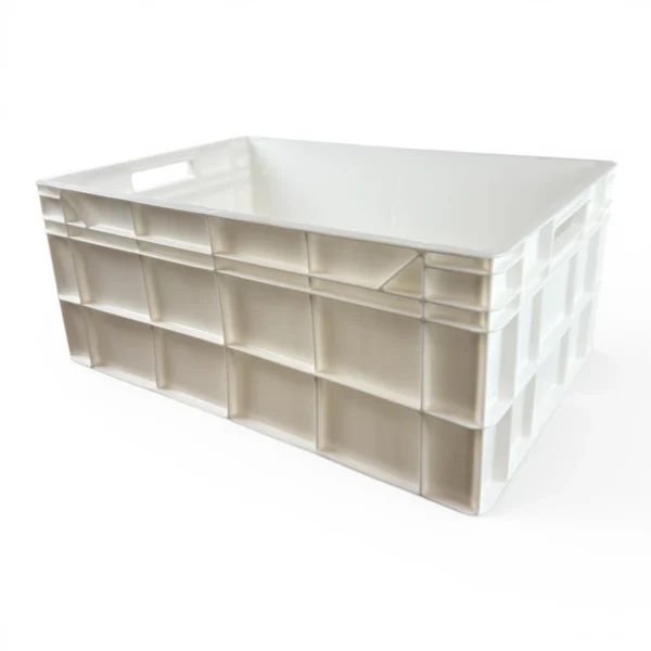 La Caja Multiuso 51 Lts Wenco PCC Blanca es la solución profesional definitiva para la manipulación y transporte masivo de alimentos o insumos pesados. Con sus medidas de 60x40x26 cm y construcción en plástico virgen de alta densidad, permite armar torres apilables completamente estables sin deformarse y soporta cámaras frigoríficas. Encuéntrala al mejor precio en Plastore.