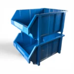 la Caja Organizadora Apilable C06 es su capacidad no solo de apilarse verticalmente de forma estable, sino también de ser montable lateralmente. Esto permite crear configuraciones de almacenamiento extremadamente eficientes y seguras, maximizando el espacio horizontal y vertical de tu bodega o almacén. Esta funcionalidad dual es perfecta para: Bodegas y Centros de Distribución: Organiza grandes volúmenes de inventario, piezas o productos en tránsito. Talleres Industriales y Automotrices: Clasifica herramientas voluminosas, repuestos o componentes grandes. Almacenes Comerciales: Ideal para la gestión de stock y la organización de trastiendas. Grandes Garajes y Almacenes Domésticos: Para organizar equipos deportivos, herramientas de jardinería o artículos de temporada.