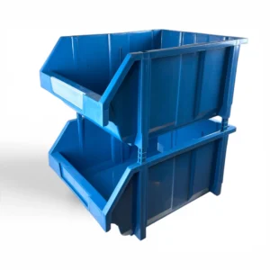 la Caja Organizadora Apilable C06 es su capacidad no solo de apilarse verticalmente de forma estable, sino también de ser montable lateralmente. Esto permite crear configuraciones de almacenamiento extremadamente eficientes y seguras, maximizando el espacio horizontal y vertical de tu bodega o almacén. Esta funcionalidad dual es perfecta para: Bodegas y Centros de Distribución: Organiza grandes volúmenes de inventario, piezas o productos en tránsito. Talleres Industriales y Automotrices: Clasifica herramientas voluminosas, repuestos o componentes grandes. Almacenes Comerciales: Ideal para la gestión de stock y la organización de trastiendas. Grandes Garajes y Almacenes Domésticos: Para organizar equipos deportivos, herramientas de jardinería o artículos de temporada.