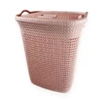 Canasto Rectangular Khipu Reyplast de 60 Litros combina la elegancia del estilo tejido con la durabilidad del plástico lavable. Su estructura ventilada evita que las prendas acumulen humedad u olores, y su tapa integrada mantiene todo en perfecto orden visual. Elige tu color favorito entre Beige, Rosado, Azul o Gris y pídelo hoy mismo al mejor precio en Plastore.