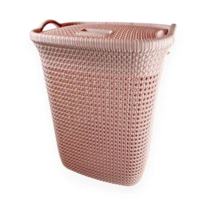 Canasto Rectangular Khipu Reyplast de 60 Litros combina la elegancia del estilo tejido con la durabilidad del plástico lavable. Su estructura ventilada evita que las prendas acumulen humedad u olores, y su tapa integrada mantiene todo en perfecto orden visual. Elige tu color favorito entre Beige, Rosado, Azul o Gris y pídelo hoy mismo al mejor precio en Plastore.