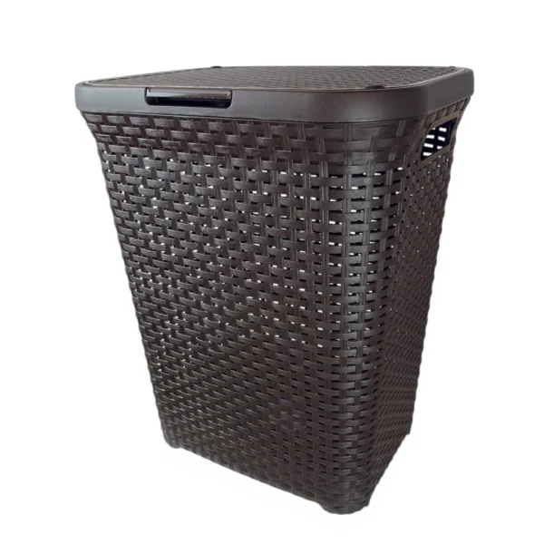 Canasto para Lavandería de 60 Litros es la fusión perfecta entre diseño decorativo y la resistencia del plástico lavable. Su estructura ventilada permite que las prendas respiren evitando la humedad, mientras que su tapa superior mantiene tu baño o clóset impecable. Elige entre Marrón o Gris Claro y transforma tus espacios hoy mismo al mejor precio en Plastore.cl.
