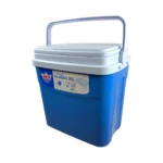 Cooler Alaska Reyplast de 35 Litros es la hielera definitiva para tus paseos, camping o asados. Su tapa inteligente no solo conserva el frío por horas, sino que incluye 4 porta vasos para que la uses como mesa auxiliar. Elige tu estilo favorito entre el clásico Rojo o Azul liso, o el elegante Marrón Ratán, y muévelo sin esfuerzo gracias a su asa reforzada. Encuéntralo al mejor precio en Plastore.