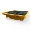 Pallet Antiderrame de 1 Tambor disponible en Plastore es la bandeja de contención definitiva para tus aceites, solventes y combustibles. Con una retención de 30 litros, rejilla superior desmontable para una limpieza rápida y un práctico tapón de drenaje, este contenedor de alta visibilidad amarilla cumple con todas las exigencias de seguridad industrial. ¡Asegura tus espacios hoy mismo en Plastore.cl!