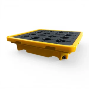 Pallet Antiderrame de 1 Tambor disponible en Plastore es la bandeja de contención definitiva para tus aceites, solventes y combustibles. Con una retención de 30 litros, rejilla superior desmontable para una limpieza rápida y un práctico tapón de drenaje, este contenedor de alta visibilidad amarilla cumple con todas las exigencias de seguridad industrial. ¡Asegura tus espacios hoy mismo en Plastore.cl!