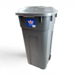 Plastore.cl te trae el Contenedor de basura 93 litros Megaforte Reyplast Casas y Condominios: Ubicación en patios traseros, antejardines o salas de basura para centralizar los desechos del hogar. Locales Comerciales y Almacenes: Gestión de residuos en restaurantes, minimarket, locales de comida rápida y tiendas de retail. Oficinas y Centros Médicos: Puntos limpios o recolección de basura general en pasillos, bodegas y zonas de descanso. Talleres y Plantas Industriales: Almacenamiento de desechos ligeros, virutas, restos de empaque y materiales de descarte.