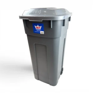 Plastore.cl te trae el Contenedor de basura 93 litros Megaforte Reyplast Casas y Condominios: Ubicación en patios traseros, antejardines o salas de basura para centralizar los desechos del hogar. Locales Comerciales y Almacenes: Gestión de residuos en restaurantes, minimarket, locales de comida rápida y tiendas de retail. Oficinas y Centros Médicos: Puntos limpios o recolección de basura general en pasillos, bodegas y zonas de descanso. Talleres y Plantas Industriales: Almacenamiento de desechos ligeros, virutas, restos de empaque y materiales de descarte.
