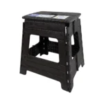 Banco Plegable Grande Reyplast Color Marrón es el piso auxiliar todo terreno definitivo para tu hogar, taller o paseos de camping. Diseñado con una elegante textura estilo madera que simula el roble, este piso ultra robusto es capaz de soportar hasta 120 kg de peso. Lo pliegas en un segundo y lo mueves como un maletín gracias a su manilla integrada, quedando completamente plano para guardarlo detrás de cualquier puerta. Encuéntralo al mejor precio en Plastore