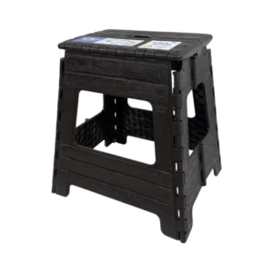 Banco Plegable Grande Reyplast Color Marrón es el piso auxiliar todo terreno definitivo para tu hogar, taller o paseos de camping. Diseñado con una elegante textura estilo madera que simula el roble, este piso ultra robusto es capaz de soportar hasta 120 kg de peso. Lo pliegas en un segundo y lo mueves como un maletín gracias a su manilla integrada, quedando completamente plano para guardarlo detrás de cualquier puerta. Encuéntralo al mejor precio en Plastore