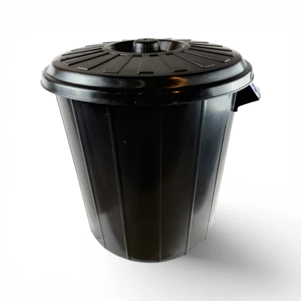 Tacho Redondo Wenco de 55 Litros es la solución definitiva para resistir el uso rudo en exteriores y zonas de alto tráfico. Con un plástico ultra robusto que soporta golpes sin deformarse, asas integradas para moverlo con total seguridad y una tapa de calce perfecto que controla los malos olores, es el basurero definitivo que estabas buscando. Encuéntralo al mejor precio en Plastore.