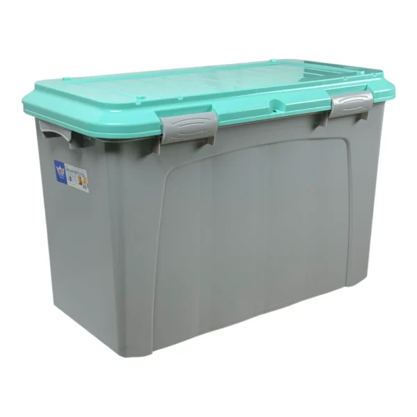 Baúl Organizador Megaforte de 123 Litros con Ruedas es la solución definitiva para ganarle la batalla al desorden de tu garaje, taller o bodega. Construido con plástico 100% virgen ultra robusto, incorpora clips reforzados que sellan la tapa contra el polvo y ruedas inferiores para que desplaces herramientas o repuestos pesados con total suavidad. Encuéntralo al mejor precio en Plastore.