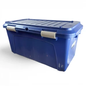 Baúl Organizador Reyplast Megaforte de 90 Litros es la solución definitiva para el desorden a gran escala. Su plástico ultra robusto en color azul marino protege tus frazadas, juguetes o herramientas del polvo, mientras sus ruedas integradas te permiten desplazarlo con total suavidad por toda la casa u oficina. Encuéntralo al mejor precio en Plastore.
