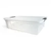 Caja Organizadora Transparente Reyplast Ultra Forte de 30 Litros es la solución perfecta para guardar tus zapatos, ropa de otra temporada o juguetes de forma invisible y ordenada. Su diseño extra chato de solo 16.4 cm de alto cuenta con ruedas para sacarla sin esfuerzo y broches reforzados que protegen todo del polvo del piso. Encuéntrala al mejor precio en Plastore.