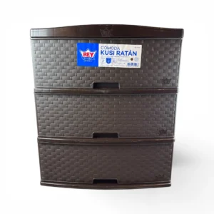 Diseño Kusi Ratán: Elegancia Tejida y Máxima Durabilidad Medidas Compactas y Eficientes: Diseñada con dimensiones exactas de 55.0 cm de ancho, 39.5 cm de profundidad y 64.0 cm de alto, adaptándose de manera impecable a espacios reducidos, pasillos o esquinas.