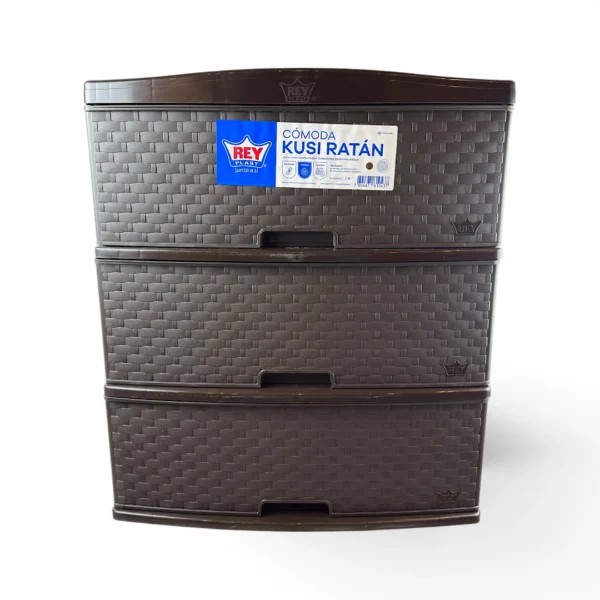 Diseño Kusi Ratán: Elegancia Tejida y Máxima Durabilidad Medidas Compactas y Eficientes: Diseñada con dimensiones exactas de 55.0 cm de ancho, 39.5 cm de profundidad y 64.0 cm de alto, adaptándose de manera impecable a espacios reducidos, pasillos o esquinas.