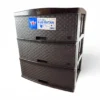 Diseño Kusi Ratán: Elegancia Tejida y Máxima Durabilidad Medidas Compactas y Eficientes: Diseñada con dimensiones exactas de 55.0 cm de ancho, 39.5 cm de profundidad y 64.0 cm de alto, adaptándose de manera impecable a espacios reducidos, pasillos o esquinas.