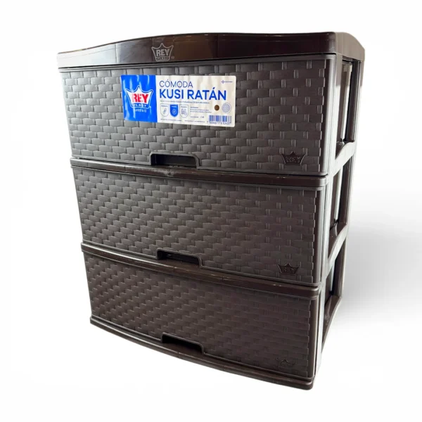 Diseño Kusi Ratán: Elegancia Tejida y Máxima Durabilidad Medidas Compactas y Eficientes: Diseñada con dimensiones exactas de 55.0 cm de ancho, 39.5 cm de profundidad y 64.0 cm de alto, adaptándose de manera impecable a espacios reducidos, pasillos o esquinas.
